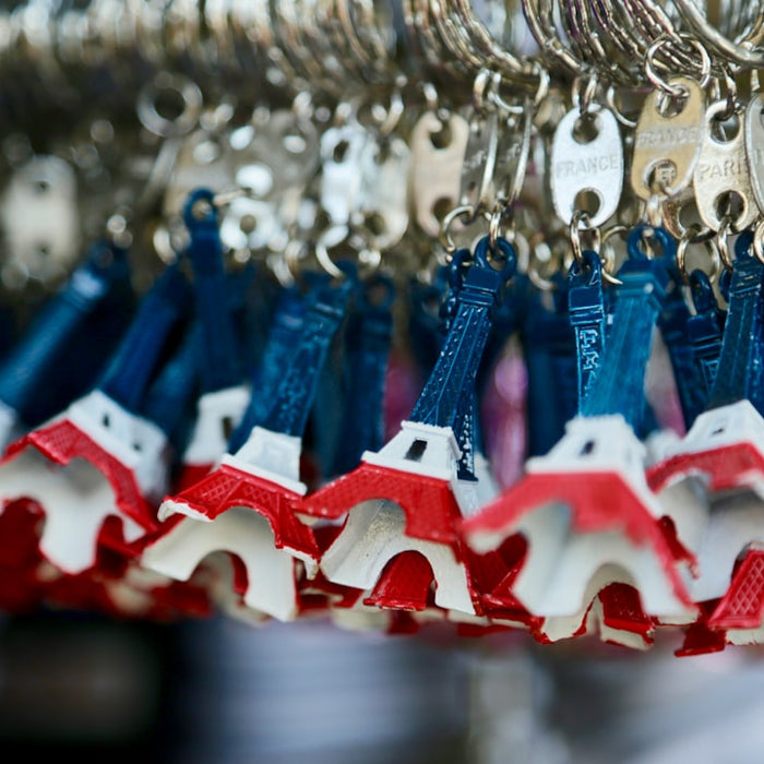 a bunch of keys hanging from a rack
