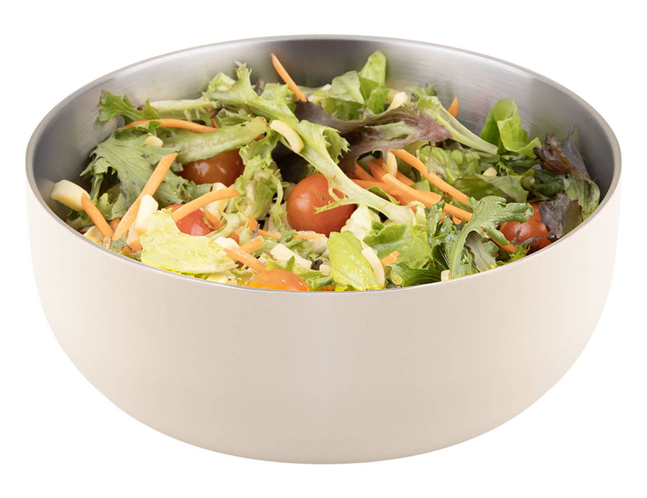 Oasis 950ml Insulated Fresh'N'Go Lunch Bowl - A salad bowl in cream colour, filled with mixed greens, tomatoes, and shredded carrots, with a silver interior.