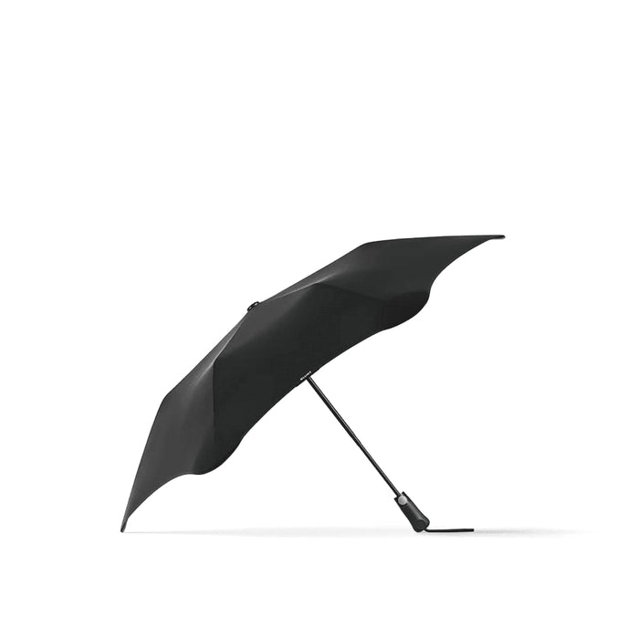 BLUNT Metro Umbrella - A black umbrella with a sleek design and a single sturdy arm, featuring a brand logo.