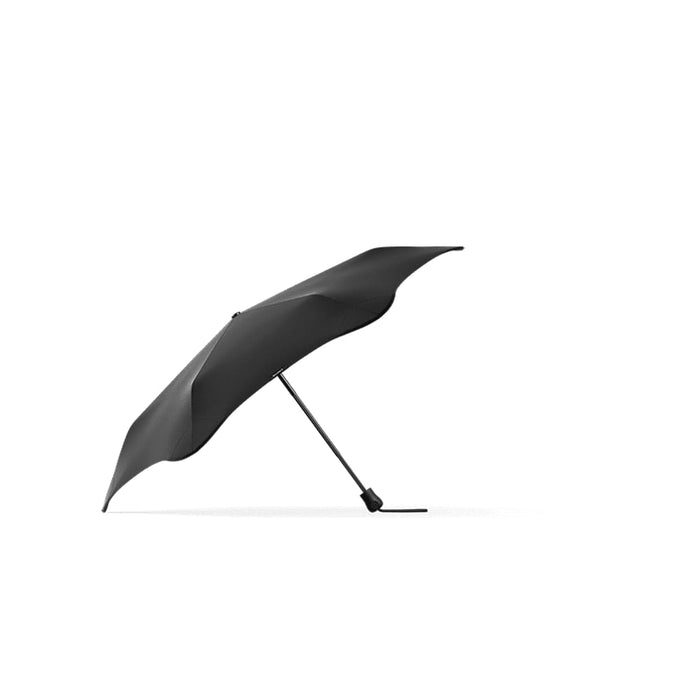 BLUNT Neo Umbrella - A black BLUNT Neo Umbrella with a sleek design, featuring a curved canopy and a sturdy shaft.