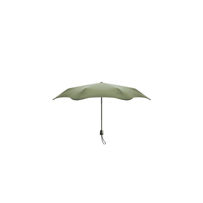 BLUNT Neo Umbrella - A green BLUNT Neo Umbrella with a sturdy design and a sleek handle, featuring a logo on the side.
