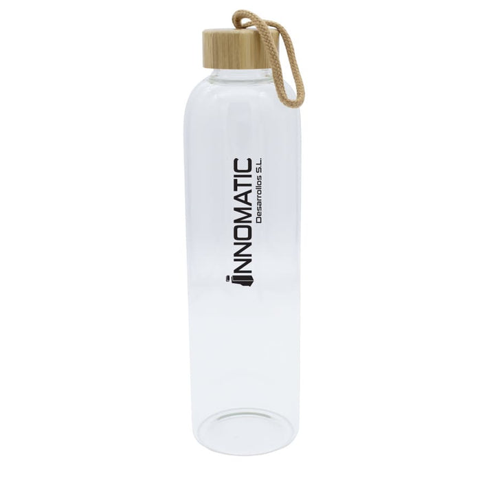 Vidro 1L Bottle - A drink bottle in clear glass with a wooden lid and a rope handle, featuring a logo.