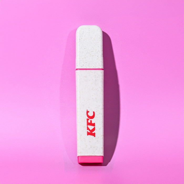Eco Highlighter - A highlighter in white with a pink cap, featuring a logo on its side, set against a pink background.